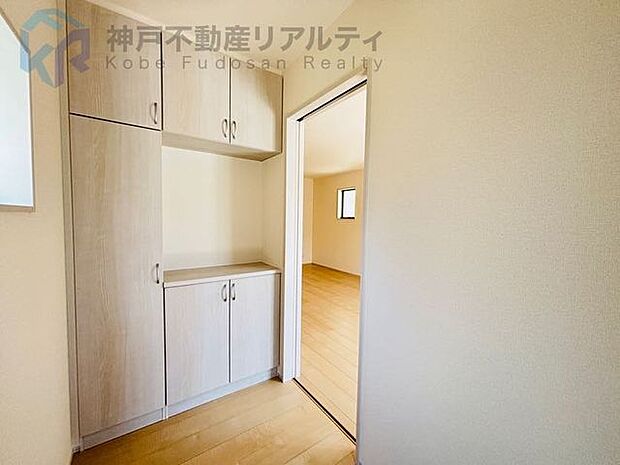 玄関にはシューズボックス♪ご家族のシューズ類も整理しやすいですね♪
