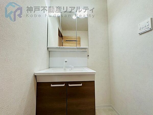 収納たっぷりの三面鏡洗面台で、朝の身支度もスムーズ♪