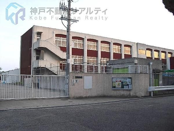 神戸市立若草小学校 徒歩7分。 500m