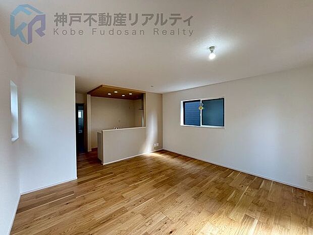 ◆明るい自然光が差し込む開放的なリビング♪くつろぎの時間を過ごせる空間です♪