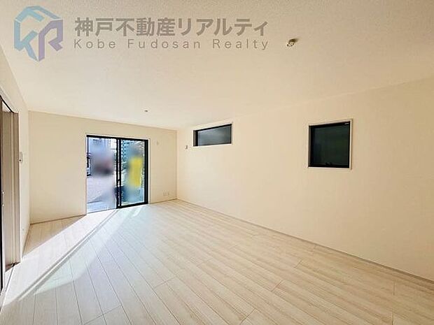 明るい自然光が差し込む開放的なリビング