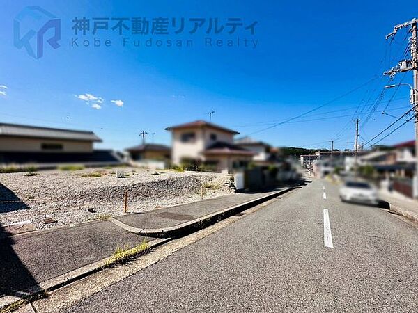 前道6m以上なので、車の通り抜けや荷物の積み下ろしにも余裕があります。