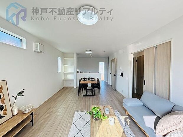 明るい自然光が差し込む開放的なリビング