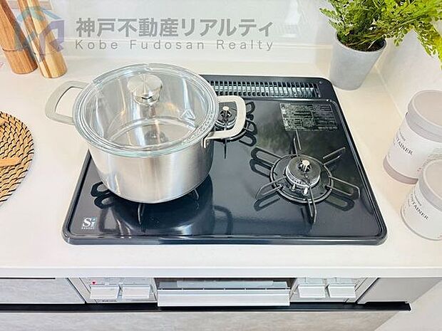 お料理好きには嬉しい3口コンロ♪複数メニューも同時に調理OK♪
