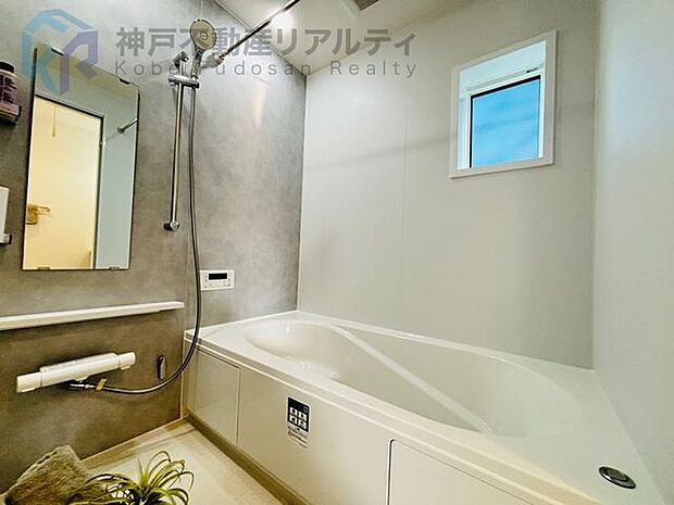 湿気がこもらず、カビやニオイ対策にも効果的な浴室窓♪