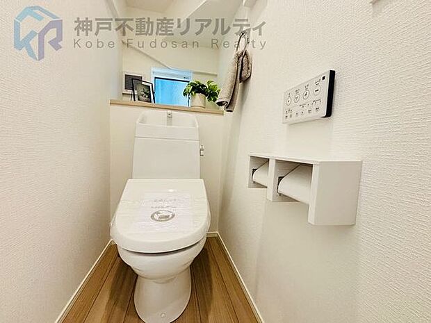 白を基調とした清潔感あふれるトイレ。