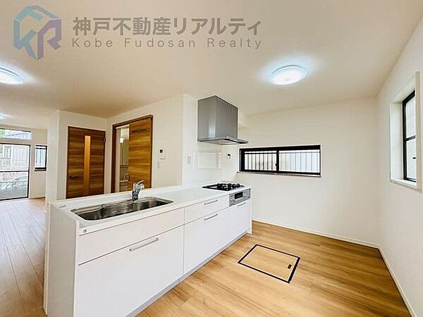 キッチンに立ちながらリビングの様子が見渡せます♪