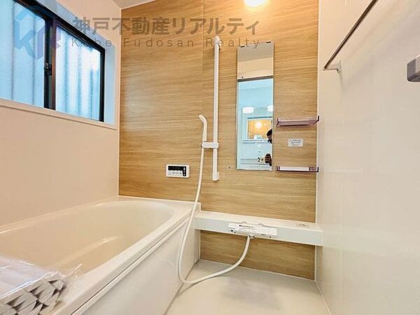 ●ユニットバスには窓があり採光良好♪