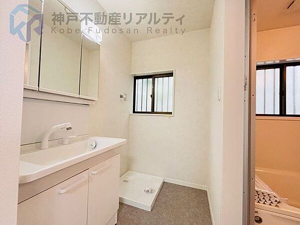 収納たっぷりの三面鏡洗面台で、朝の身支度もスムーズ♪