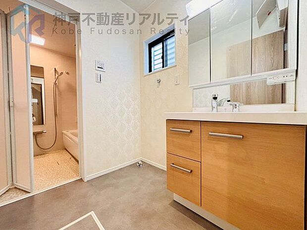 洗髪洗面化粧台付き。洗面ボウルが大きいので洗髪やメイク落としにとても便利です。