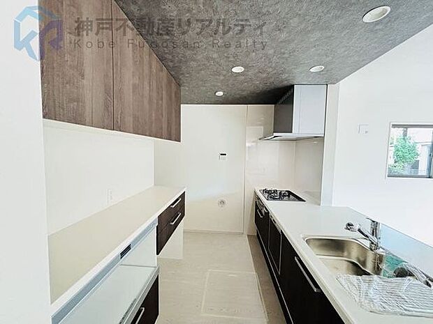 対面式キッチンは家事をしながらリビングの様子が見れ安心ですね♪