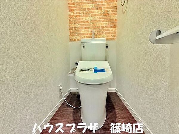 清潔感のあるシックな色合いのトイレですね！