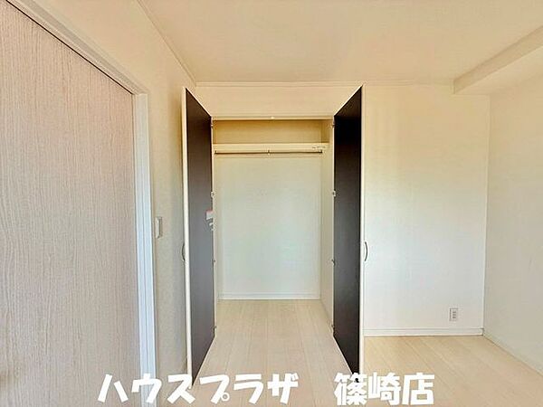 4.5帖のお部屋の広々としたクローゼットとなっております。