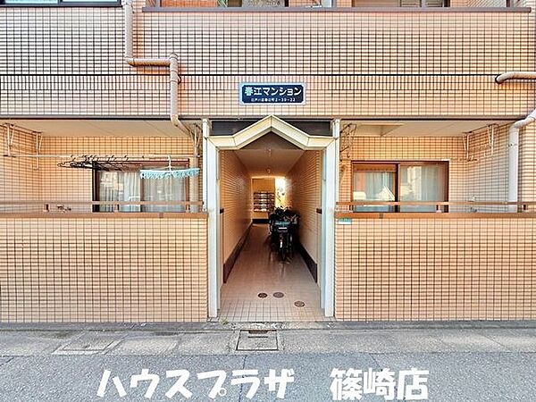 マンション正面となっております。