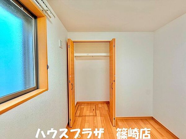 各お部屋に収納が完備されております。