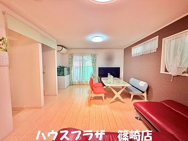 家具等もたくさん配置できるリビングとなっております。