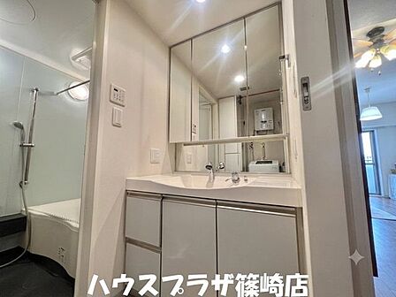 【洗面化粧台】　洗面化粧台はフルフラットボウルのためお掃除らくらく！※本画像はAIによる画像加工を施しております