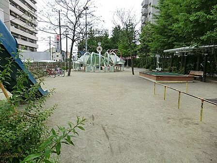 中央二丁目公園 徒歩2分。 130m