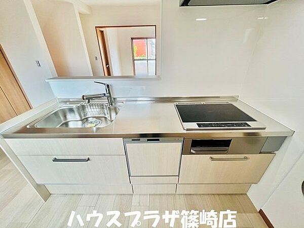 キッチンも新規交換されており、リビングの色調と合った綺麗な色をしてます！
