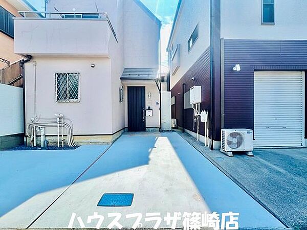 【車庫スペース】　普通車が停められるスペースがございます！