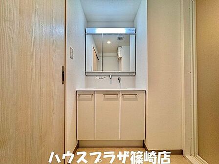 3面鏡化粧台は収納するスペースがたっぷりございます。