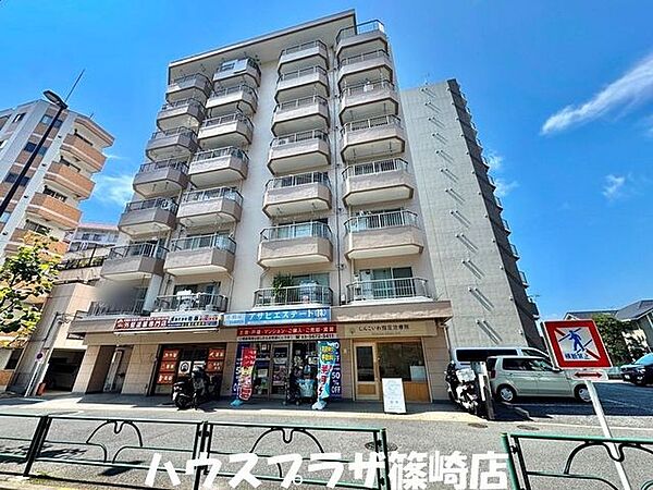 スーパーやコンビニが徒歩圏内なので住環境は整っています。　R8.8月撮影