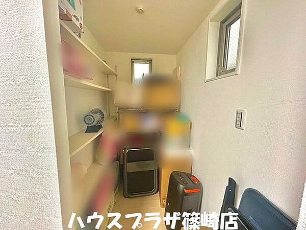 【1階洋室】大きなウォークインクローゼットです。