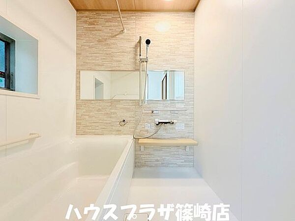 明るい色調で足を伸ばせる広々とした浴室です！