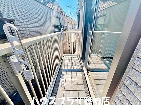 【バルコニー】　明るい日が当たるのでお洗濯物もよく乾きそうですね！