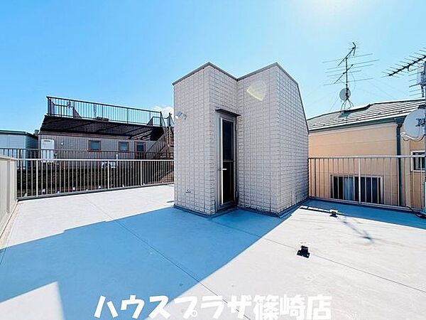 広々としたルーフバルコニーなのでイスやテーブルを置いてゆっくりするのも良さそうですね！