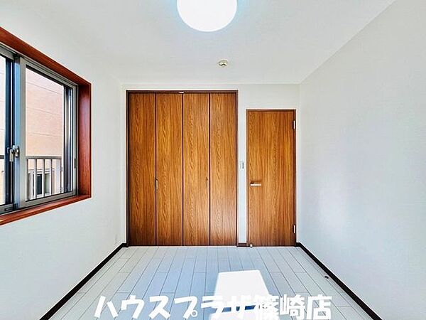 書斎としても使えそうな4.7帖の洋室です！