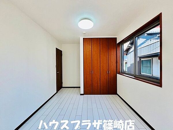 ダブルベッドも入りそうな5.2帖の洋室です！