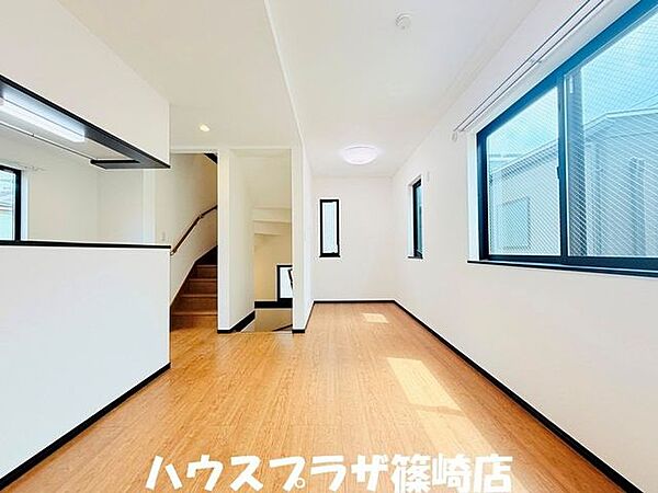 13帖のLDKなので単身者の方やお2人暮らしには充分な広さです！