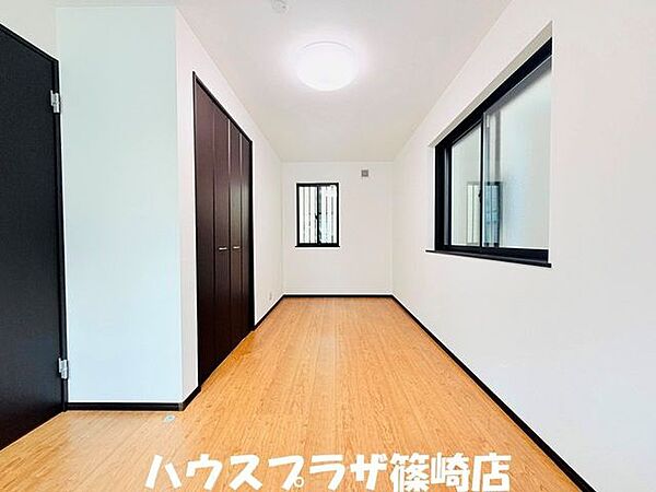 リフォームしてクロスも綺麗な6.5帖の洋室です！