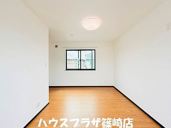 ダブルベッドも余裕で入りそうな6.2帖の洋室です！