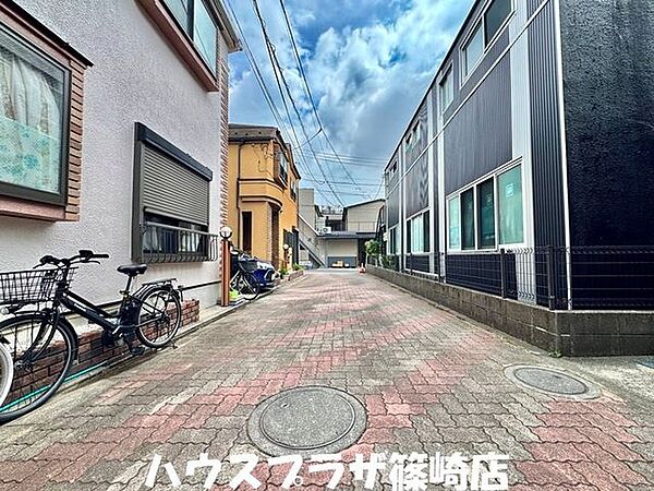 接道している私道もしっかり整備がされています。　R8.8月撮影