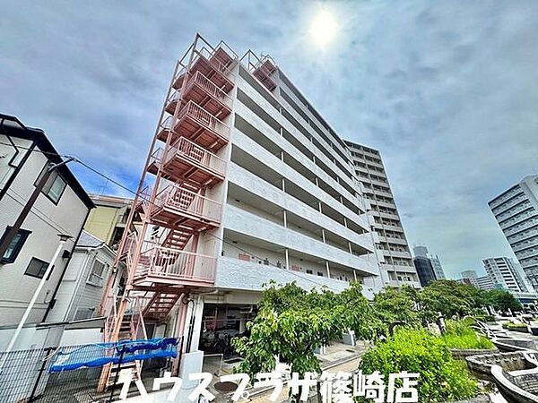 スーパーやコンビニが徒歩圏内にあるので、生活環境は整っています。　R8.8月撮影