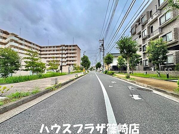 前面道路は車通りが少ないので安心ですね。　R8.8月撮影