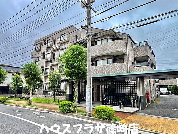 スーパーやコンビニが徒歩圏内なので住環境は整っています。　R8.8月撮影