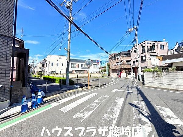 前面道路も広々としている為、お車も入りやすいですね！R8.9月撮影