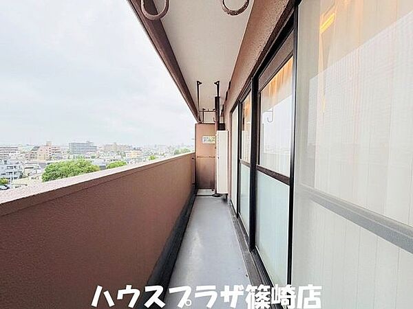ロングバルコニーで洗濯物やお布団を干して下さい。