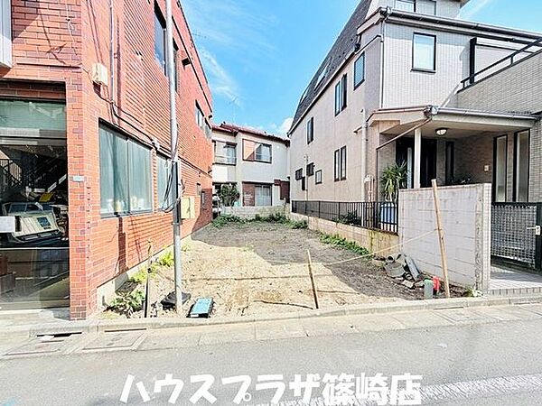 スーパーやコンビニから近い好立地となっております！ R8.10月撮影
