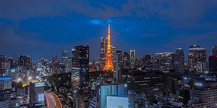 夜間にはライトアップされたタワーを中心に、周囲を取り囲む高層ビル群や市街地の明かりが一面に広がり、都市部ならではの夜の街並みが視界いっぱいに広がります。
