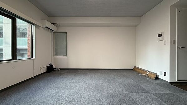 エアコンやモニター付きインターホンが設置されており、大小2箇所の窓や室内ドアが備え付けられています。