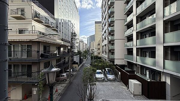 周囲に中高層のマンションや建物が立ち並ぶ街並みを見渡せるロケーションです。