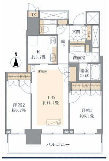 床暖房を備えた約11.1畳のLDを中心に、約6.1畳と約5.7畳の洋室が配置された2LDKの間取りで、各居室のクローゼットや1418サイズの浴室、玄関外のトランクルームなど収納も備わっています。