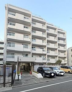 外観:淡いベージュ調の外壁デザインが印象的なマンション外観で、エントランス部分には石調の仕上げが施されたアプローチが備え付けられており、敷地内には平置きの駐車スペースも配されています。 外観:淡いベージュ調の外壁デザインが印象的なマンション外観で、エントランス部分には石調の仕上げが施されたアプローチが備え付けられており、敷地内には平置きの駐車スペースも配されています。