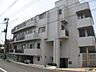 外観：明るいホワイト系のタイルで仕上げられた外観デザインで、各住戸にバルコニーが設けられており、1階部分には駐車場スペースも確保された構造となっています。