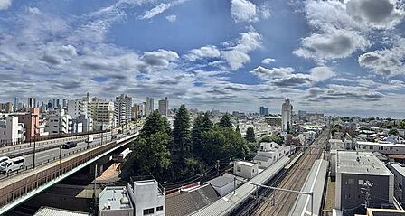 バルコニーからは、線路や駅ホーム、高架道路などのインフラ施設をはじめ、周囲に建ち並ぶ建物や緑豊かな樹木、上空の空までを捉えた街並みの景色をご確認いただけます。