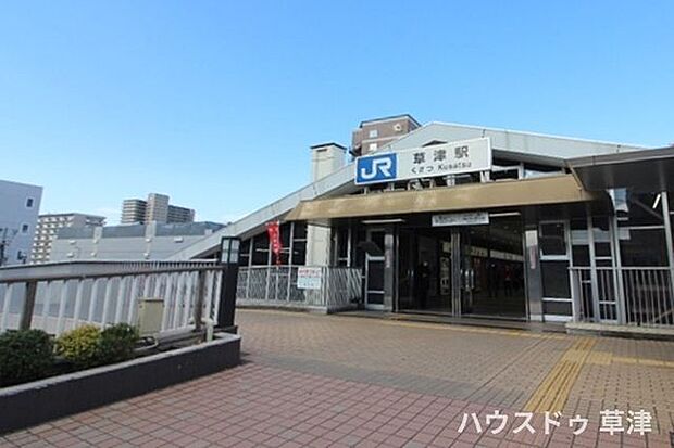 【JR草津駅】「京都」駅まで乗車約21分、「大阪」駅まで乗車約51分で到着します。通勤・通学・おでかけ時、気軽に立ち寄れるコンビニも近くにございます。 1000m